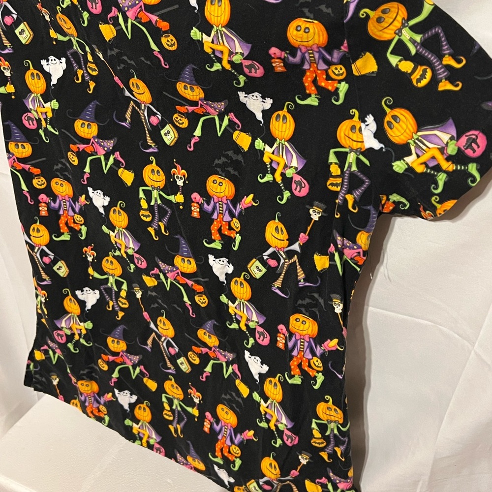 Sz M Halloween Ghost Pumpkin Trick or Treaters scrub top - Picture 10 of 12